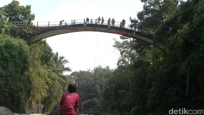 Atlit Panjat Tebing, Bentangkan Kain Merah Putih Raksasa DI Jembatan Lolong