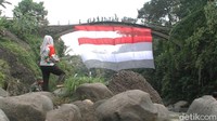 Bentangan kain ini akan kembali diturunkan pada Senin sore (17/08), setelah peringatan HUT RI. (Robby Bernardi/detikcom)