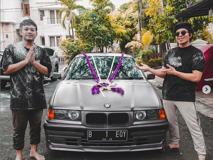 Bukan Endorse Atta Halilintar Kasih Kado Bmw Klasik Ke Kru