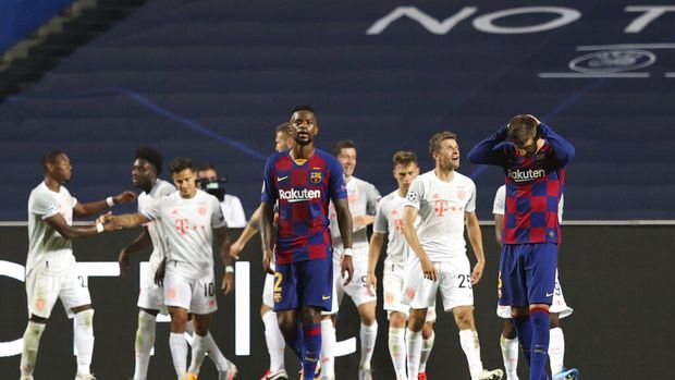 Barca vs Bayern Barcelona's Gerard Pique, right, reacts after Bayern's Philippe Coutinho scored his side's seventh goal during the Champions League quarterfinal soccer match between Barcelona and Bayern Munich in Lisbon, Portugal, Friday, Aug. 14, 2020. (Rafael Marchante/Pool via AP)