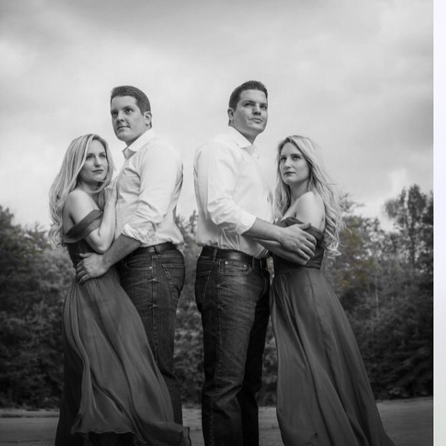 Setelah menikah, kedua pasangan kembar ini kini kembali memberikan kabar bahagia di media sosial Instagram milik mereka. Melalui postingannya pada 14 Agustus, kedua pasangan kembar identik ini mengumumkan kehamilan mereka. Foto: Instagram @salyerstwins