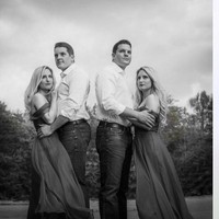 Setelah menikah, kedua pasangan kembar ini kini kembali memberikan kabar bahagia di media sosial Instagram milik mereka. Melalui postingannya pada 14 Agustus, kedua pasangan kembar identik ini mengumumkan kehamilan mereka. Foto: Instagram @salyerstwins