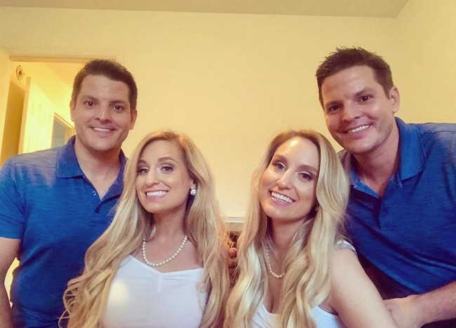 Enam bulan kemudian setelah kedua pasangan tersebut bertemu, mereka kemudian memutuskan untuk melangsungkan pertunangan. Pada tahun 2018, kedua pasangan kembar identik itu melangsungkan pernikahan secara bersamaan. Foto: Instagram @salyerstwins