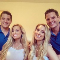 Enam bulan kemudian setelah kedua pasangan tersebut bertemu, mereka kemudian memutuskan untuk melangsungkan pertunangan. Pada tahun 2018, kedua pasangan kembar identik itu melangsungkan pernikahan secara bersamaan. Foto: Instagram @salyerstwins