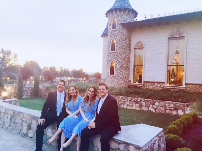 Brittany dan Briana bertemu dengan suaminya yang bernama Josh dan Jeremy Salyers, 35 tahun, pada tahun 2017. Kala itu mereka dipertemukan dalam sebuah acara yang memang ditujukan untuk para orang kembar. Foto: Instagram @salyerstwins