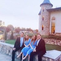 Brittany dan Briana bertemu dengan suaminya yang bernama Josh dan Jeremy Salyers, 35 tahun, pada tahun 2017. Kala itu mereka dipertemukan dalam sebuah acara yang memang ditujukan untuk para orang kembar. Foto: Instagram @salyerstwins