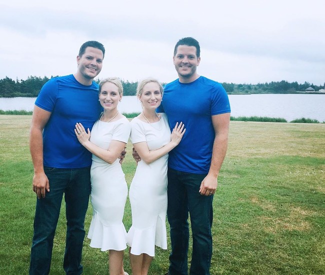 Wanita kembar identik bernama Brittany dan Briana Deane yang berusia 33 tahun ini kini dikabarkan hamil di waktu yang bersamaan. Uniknya, sebelum itu keduanya juga melakukan pernikahan di waktu yang sama dan dengan pria yang juga merupakan kembar identik. Foto: Instagram @salyerstwins