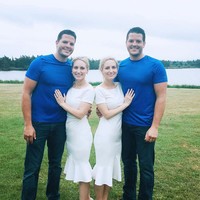 Wanita kembar identik bernama Brittany dan Briana Deane yang berusia 33 tahun ini kini dikabarkan hamil di waktu yang bersamaan. Uniknya, sebelum itu keduanya juga melakukan pernikahan di waktu yang sama dan dengan pria yang juga merupakan kembar identik. Foto: Instagram @salyerstwins