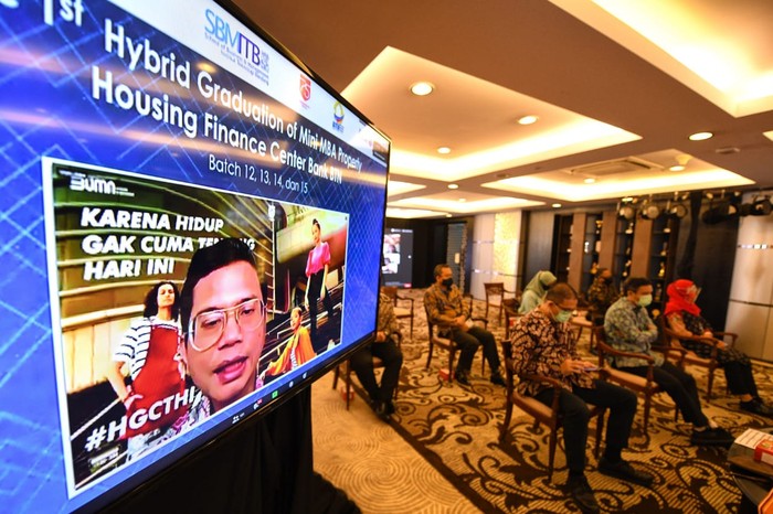 Dukungan untuk Mencetak RibuanCalon Developer Muda Direktur Finance, Planning, & Treasury PT Bank Tabungan Negara (Persero) Tbk. Nixon L. P. Napitupulu didampingi Head of Investor Relations and Research Division Bank BTN Winang Budoyo tersenyum bersama para lulusan terbaik dalam prosesi Wisuda Mini MBA in Property Bank BTN secara virtual di Jakarta, Sabtu (15/8). Bank BTN meluluskan 168 peserta didik program Mini MBA in Property.