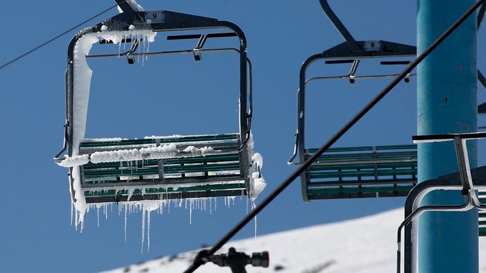 Salah satu resor ski terbaik di Chili masih ditutup akibat penguncian pandemi COVID-19. Warga akhirnya harus melewatkan musim dingin terbaik untuk olahraga ski.