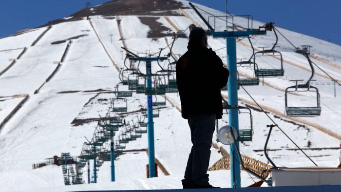 Salah satu resor ski terbaik di Chili masih ditutup akibat penguncian pandemi COVID-19. Warga akhirnya harus melewatkan musim dingin terbaik untuk olahraga ski.