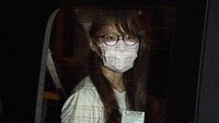 Agnes Chow telah dibebaskan dengan jaminan, tetapi penangkapannya memicu dukungan, dengan banyak orang yang menulis #FreeAgnes (bebaskan Agnes) di media sosial. (AP/Raby Chan)