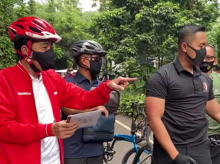 Presiden Jokowi bagi-bagi masker di Kebun Raya Bogor.