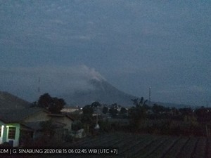 Masih Siaga, Gunung Sinabung Keluarkan Asap Tebal dari Kawah