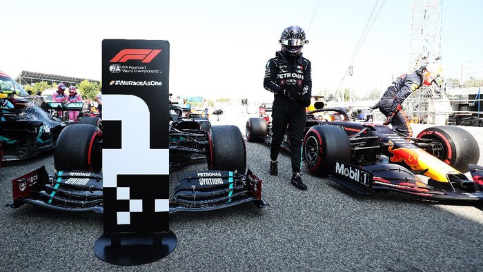 BARCELONA, SPAIN - AUGUST 15: Pole position qualifier Lewis Hamilton of Great Britain and Mercedes GP in parc ferme during qualifying for the F1 Grand Prix of Spain at Circuit de Barcelona-Catalunya on August 15, 2020 in Barcelona, Spain. (Photo by Albert Gea/Pool via Getty Images)