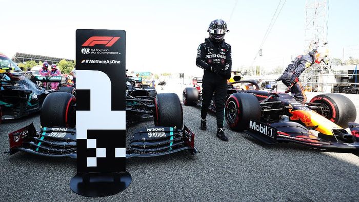 Lewis Hamilton BARCELONA, SPAIN - AUGUST 15: Pole position qualifier Lewis Hamilton of Great Britain and Mercedes GP in parc ferme during qualifying for the F1 Grand Prix of Spain at Circuit de Barcelona-Catalunya on August 15, 2020 in Barcelona, Spain. (Photo by Albert Gea/Pool via Getty Images)