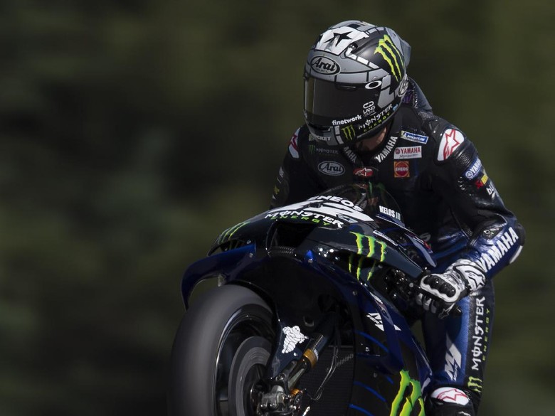 Maverick Vinales BRNO, CZECH REPUBLIC - AUGUST 07: Maverick Vinales of Spain and Monster Energy Yamaha MotoGP Team lifts the front wheel during the MotoGP Of Czech Republic - Free Practice at Brno Circuit on August 07, 2020 in Brno, Czech Republic. (Photo by Mirco Lazzari gp/Getty Images)