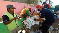 Kepala Dinas PKPLH Kudus Agung Karyanto mengatakan bahwa masyarakat memiliki keuntungan ekonomis dengan mengelola sampah tersebut. Karena sampah yang dikelola bisa diinvestasikan berupa emas. Dian Utoro Aji/detikcom.