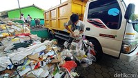Tidak hanya memiliki nilai ekonomi, pemilahan sampah yang kemudian ditukar menjadi rekening emas juga dapat mengurangi penumpukan sampah di TPA Tanjungrejo Kudus. Karena 40% dijual kembali dan 60 persen sampah dikirim ke TPA Tanjungrejo. Dian Utoro Aji/detikcom.