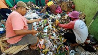Dinas PKPLH Kabupaten Kudus membuat terobosan untuk mengelola sampah. Di Kudus sampah bisa diinvestasikan menjadi emas melalui tabungan emas. Dian Utoro Aji/detikcom.