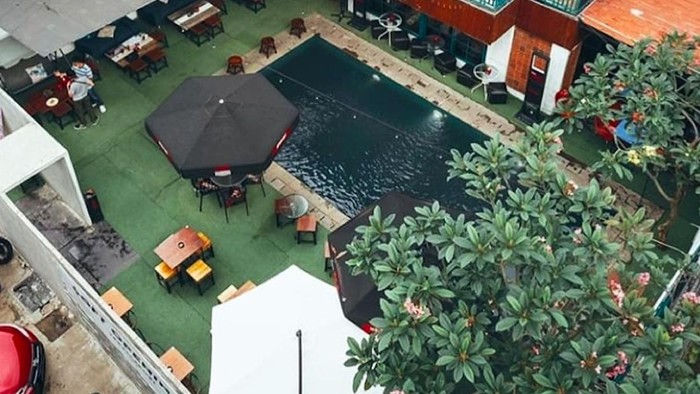 Menikmati Akhir Pekan di Kedai Kopi Kekinian Beginilah suasana kedai kopi kekinian yang terletak di Jalan H Nawi Raya, Jakarta Selatan. Penerapan protokol kesehatan tetap dilakukan dengan ketat.
