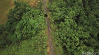 Bukit ini juga diapit oleh 2 anak sungai, sehingga tercipta lembah dengan rerimbunan pepohonan. 