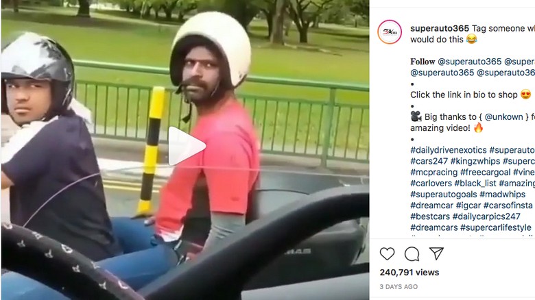 Pakai Helm Terbalik Pembonceng memakai helm terbalk