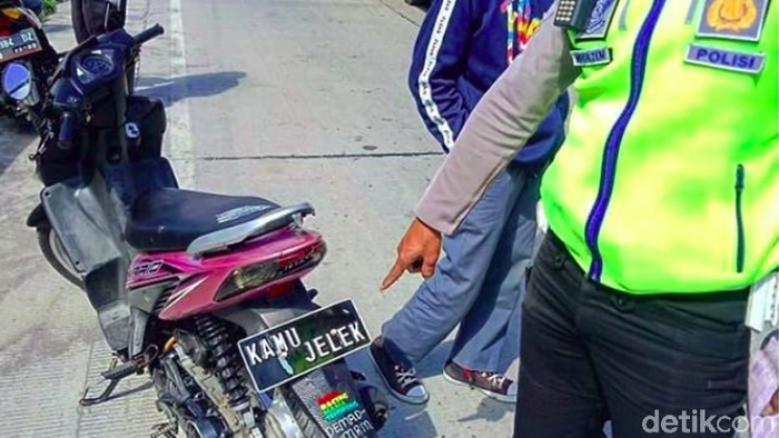 Pelat nomor kendaraan nyeleneh