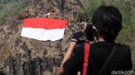 Bendera Merah Putih Dikibarkan di Puncak Bukit Sepikul Sukoharjo