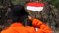 Seorang anggota Tim SAR Sukoharjo memberikan penghormatan saat bendera tersebut dikibarkan. Bram Selo/detikcom.