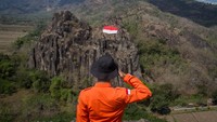 Setelah dikibarkan, tim SAR memberikan penghormatan dari seberang bukit Sepikul. Antara Foto/Mohammad Ayudha.