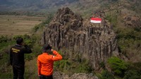 Bendera merah putih berukuran 12X16 meter itu dikibarkan untuk menyambut HUT ke-75 Republik Indonesia. Antara Foto/Mohammad Ayudha.