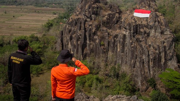 Bendera Merah Putih Dikibarkan di Puncak Bukit Sepikul Sukoharjo