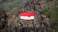 Tim Search and Rescue (SAR) mengibarkan bendera merah putih berukuran 12X16 meter di puncak bukit Sepikul, Sukoharjo, Jawa Tengah. Antara Foto/Mohammad Ayudha.