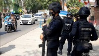 Bersenjata lengkap, polisi berkeliling ke sejumlah titik.