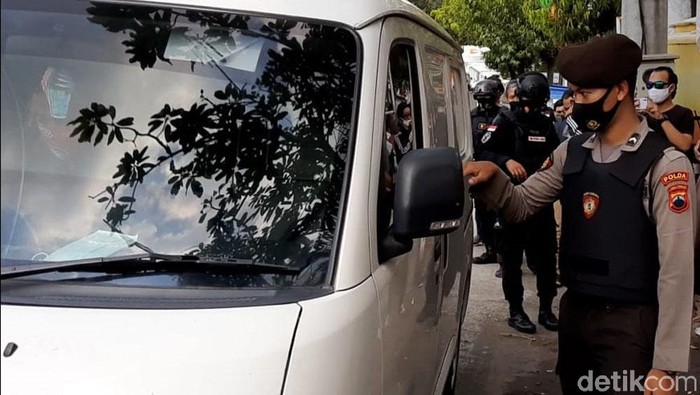 Polisi Gelar Razia Pasca-Penyerangan Acara Anak Habib Umar Assegaf Pasca-penyerangan acara doa jelang pernikahan putri Habib Umar Assegaf di Mertodranan, Pasar Kliwon, Solo, polisi melakukan patroli besar-besaran. Mereka juga melakukan razia senjata ke daerah yang kerap terjadi aksi intoleran dan premanisme.