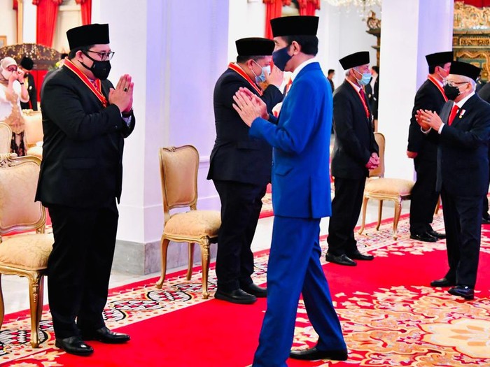 Elite Gerindra Fadli Zon seusai menerima bintang tanda jasa dari Presiden Jokowi.