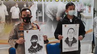 Polisi menunjukkan sketsa dari ciri-ciri dua orang yang diduga pelaku penembakan pengusaha di Kelapa Gading, Jakarta Utara (Jakut). (Foto: Yogi Ernes-detikcom)