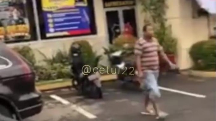 pria bawa parang di polres jember