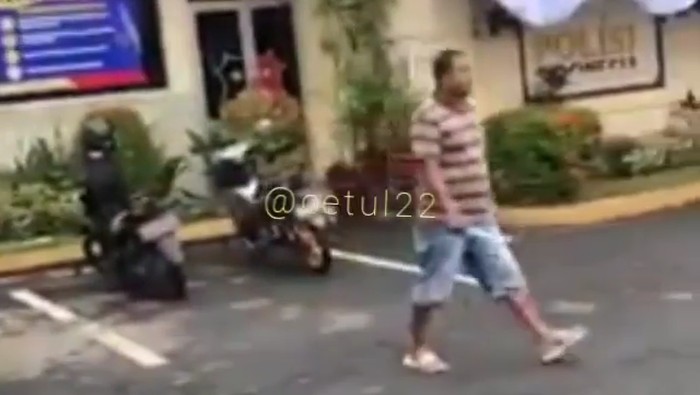 pria bawa parang di polres jember