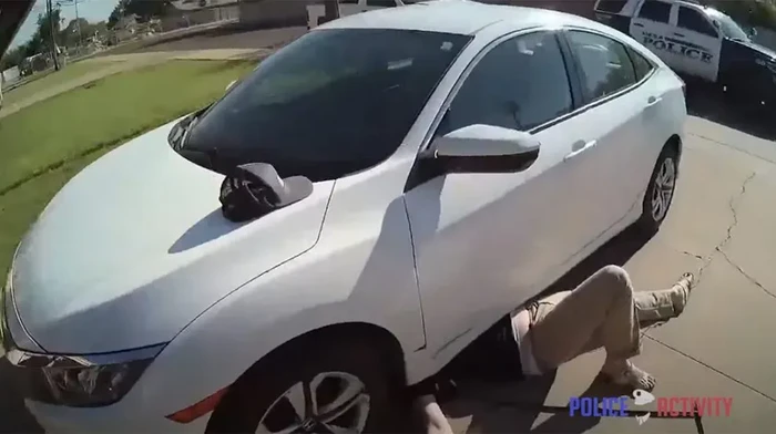 Pria ini hampir tewas saat memperbaiki mobil.