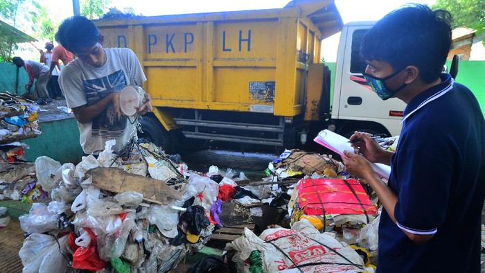 Pekerja menimbang sampah plastik di Tempat Pengelolaan Sampah Terpadu (TPST),  di Desa Rendeng, Kudus, Jawa Tengah, Sabtu (15/8/2020). Dinas Perumahan Kawasan Permukiman dan Lingkungan Hidup (PKPLH) setempat dengan PT Pegadaian meluncurkan program Sadimas (Sampah Menjadi Emas) yaitu mengajak warga untuk memilah dan menjual sampah anorganik kemudian hasil dari penjualan tersebut dikonversikan menjadi investasi tabungan emas. ANTARA FOTO/Yusuf Nugroho/hp.