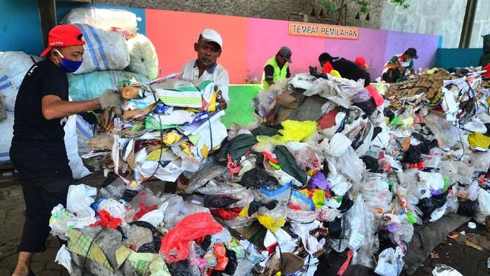 PROGRAM MEMILAH SAMPAH MENJADI EMAS Pekerja menimbang sampah plastik di Tempat Pengelolaan Sampah Terpadu (TPST), di Desa Rendeng, Kudus, Jawa Tengah, Sabtu (15/8/2020). Dinas Perumahan Kawasan Permukiman dan Lingkungan Hidup (PKPLH) setempat dengan PT Pegadaian meluncurkan program Sadimas (Sampah Menjadi Emas) yaitu mengajak warga untuk memilah dan menjual sampah anorganik kemudian hasil dari penjualan tersebut dikonversikan menjadi investasi tabungan emas. ANTARA FOTO/Yusuf Nugroho/hp.