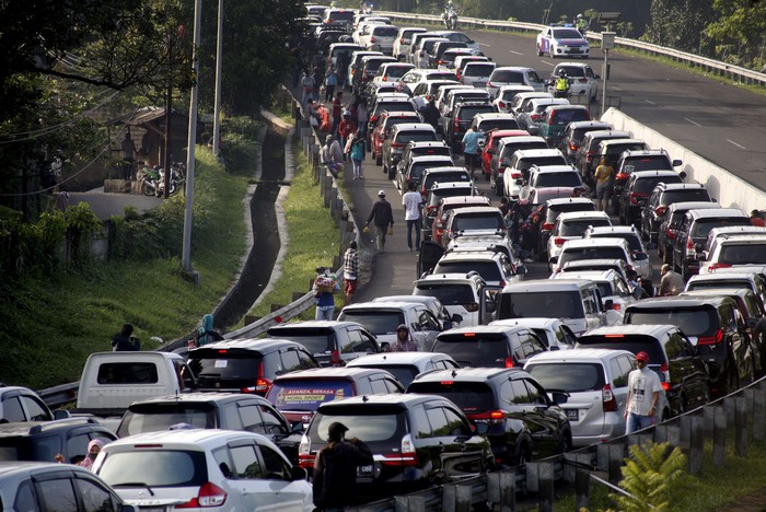 Kepadatan kendaraan menuju jalur wisata Puncak, Gadog, Kabupaten Bogor, Jawa Barat, Sabtu (15/8/2020). Tingginya volume kendaraan menuju kawasan wisata Puncak Bogor pada libur akhir pekan dan libur hari kemerdekaan membuat penumpukan dan kepadatan di kawasan tersebut, Sat Lantas Polres Bogor memberlakukan rekayasa lalu lintas buka tutup jalan satu arah serta pemberlakuan sistem lawan arus (contraflow) untuk mengurai kepadatan kendaraan. ANTARA FOTO/Yulius Satria Wijaya/hp.