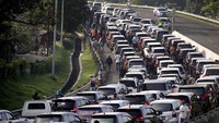 Arus lalu lintas menuju jalur wisata Puncak, Gadog, Kabupaten Bogor, Jawa Barat, macet panjang.