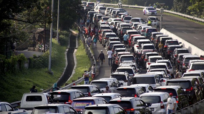Kepadatan kendaraan menuju jalur wisata Puncak, Gadog, Kabupaten Bogor, Jawa Barat, Sabtu (15/8/2020). Tingginya volume kendaraan menuju kawasan wisata Puncak Bogor pada libur akhir pekan dan libur hari kemerdekaan membuat penumpukan dan kepadatan di kawasan tersebut, Sat Lantas Polres Bogor memberlakukan rekayasa lalu lintas buka tutup jalan satu arah serta pemberlakuan sistem lawan arus (contraflow) untuk mengurai kepadatan kendaraan. ANTARA FOTO/Yulius Satria Wijaya/hp.