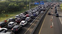 Sat Lantas Polres Bogor memberlakukan rekayasa lalu lintas buka tutup jalan satu arah serta pemberlakuan sistem lawan arus (contraflow) untuk mengurai kepadatan kendaraan.