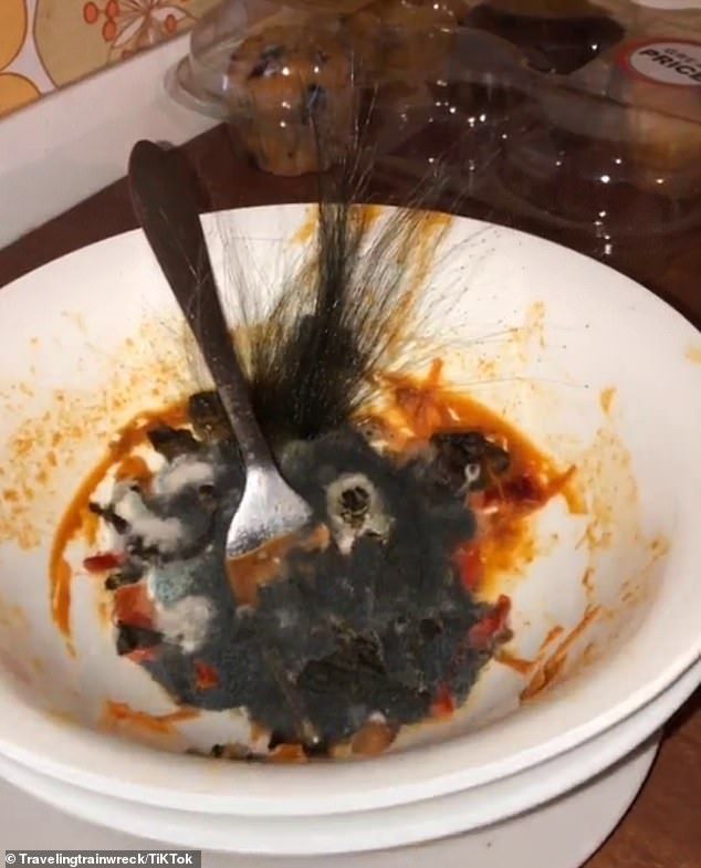 Rambut MIsterius di Atas Piring Pasta