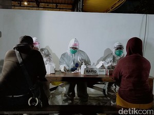 Risma Razia Protokol Kesehatan, Puluhan Pengunjung Kedai Kopi Di-rapid Test