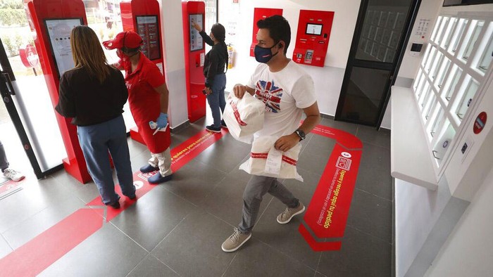 Akibat pelarangan makan di tempat, sejumlah restoran di Kolombia mulai berubah menjadi resto otomatis yang lebih praktis.